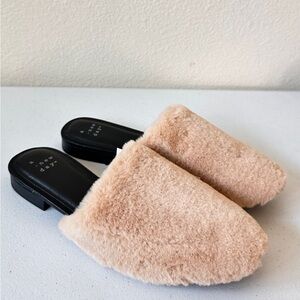 NWT. Super Gorgeous Fuzzy Mules Size 5